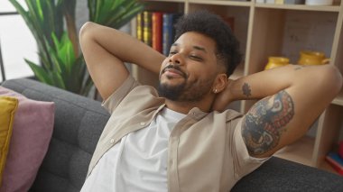 Rahat, Afro-Amerikan bir adam, kanepede uzanıyor.