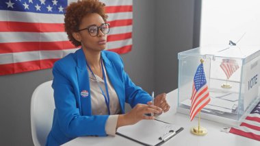 Mavi ceketli Afrikalı Amerikalı kadın seçim görevlisi içeride bizimle birlikte bayrak sallıyor.,