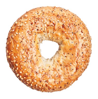 Beyaz bir arka planda izole edilmiş taze pişmiş susamlı simidin yakın çekimi..