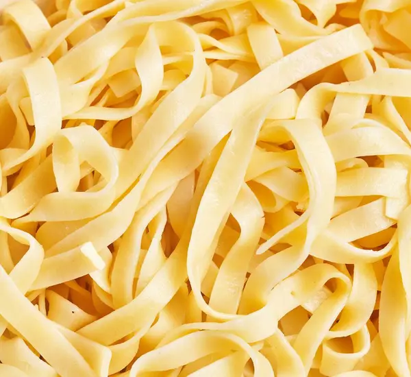 İtalyan mutfağı için taze fettuccine makarna dokusu.