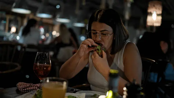 年轻美丽的惊慌失措的女人在餐馆里吃着美味的意大利菜 免版税图库图片