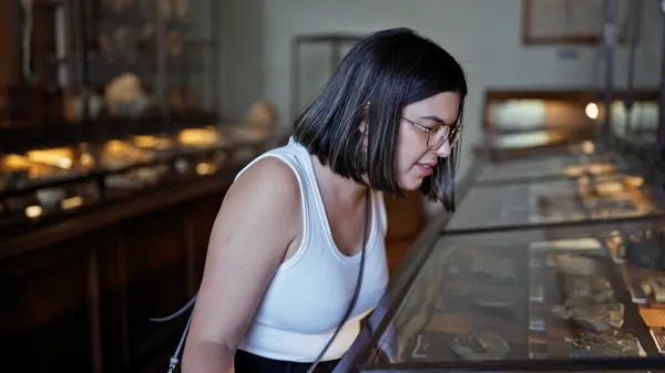 Молода Красива Іспаномовна Жінка Яка Відвідує Виставку Палеонтології Музеї Природної Стокове Зображення