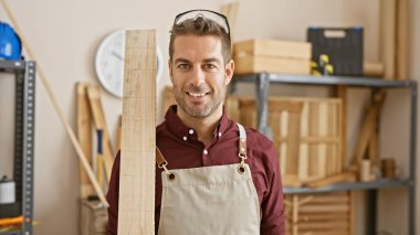 Marangozluk atölyesinde ahşap tutan yakışıklı bir İspanyol, yetenekli bir zanaatkârı canlandırıyordu..