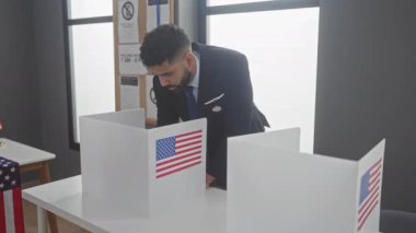 Takım elbiseli genç bir İspanyol adam ve 
