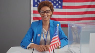 Neşeli Afrikalı Amerikalı kadın aday, güvenle işaret ediyor ve gülümsüyor, seçmen kolejine damgasını vuruyor.