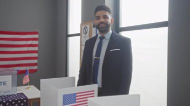 Amerikan seçim odasında ABD bayraklarıyla baş parmak gösteren sakallı yakışıklı İspanyol..