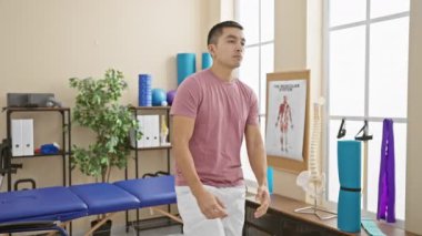 İspanyol bir adam fizik tedavi kliniğinde esneyerek sağlık, rehabilitasyon, egzersiz ve sağlık hizmetlerini yansıtıyor..