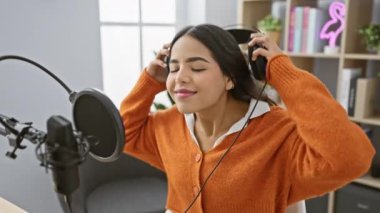 İspanyol kadın müzik kaydından zevk alıyor. Profesyonel stüdyo.