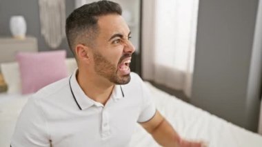 Öfkeli genç İspanyol bir adam, yatak odasında oturuyor, öfkesini serbest bırakıyor. Hüsrana uğramış, öfkeli bir öfkeyle bağırıyordu. Stresli öfkenin iç mekanda serinletici bir gösterisi.