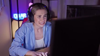 Geceleri neon ışıklı bir odada kulaklıklı beyaz bir kadın heyecan, rahatlama ve odaklanma gösteriyor.