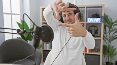 Neşeli, genç İspanyol bir adam radyo stüdyosunda hayal gücü yayıyor. Yaratıcılığın ve fotoğrafçılığın ritmi içinde fotoğraf çekmeye hazır bir parmak çerçevesi kırıyor.