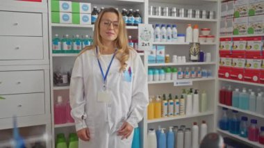 Bir eczanede ilaç ve sağlık ürünleri raflarıyla duran kendinden emin bir kadın eczacı..