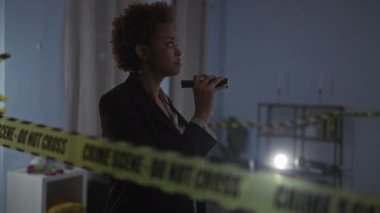 Afro-amerikan kadın dedektifler olay yerini ev içinde incelerler, el feneriyle incelerler..