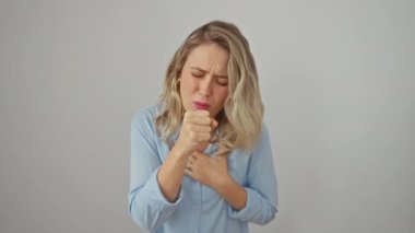 Gömlekli, hasta, sarışın bir kadın, yalnız başına, kötü bir soğuk algınlığı ya da bronşit yüzünden öksürüp yüzünü kapatıyor. Sağlık hizmetleriyle ilgilenmek, temiz, beyaz bir arka planda izole edilmiş....