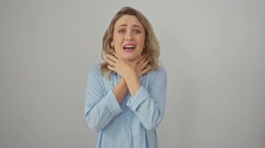 Kalp burkan boğma, boğma, boğma, acı verici boğulma ve oksijensiz kalma belirtileri gösteren soluk soluğa kalmaktan muzdarip genç bir kadın.