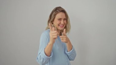 Gömlek giyen genç sarışın kadın kameraya mutlu ve komik yüzüyle işaret ediyor. İyi enerji ve titreşimler. izole edilmiş beyaz arkaplan