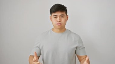 Hüsrana uğramış genç Çinli adam öfkesini kusuyor, deli gibi bağırıyor, tişört giyiyor, agresif bir ifadeyle çılgınca bağırıyor, kollarını kaldırıyor, beyazların üzerinde soyutlanıyor.