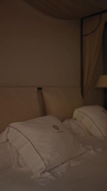 Konforlu yatak odası, şık perdeler, rahat bir ortam, dinlenme ya da tatil ortamı..