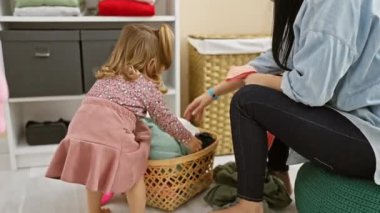 Bir anne ve kızı rahat bir odada kıyafetlerini topluyor, aile, aşk ve ev hayatını sergiliyor..