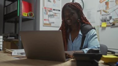 Ofiste geç saatlere kadar çalışan Afro-Amerikan kadın dedektif. Soruşturma kanıtlarıyla çevrili bir laptopta veri analiz ediyor..