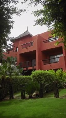 Terracotta cephesi olan tropik bir otel bahçeli palmiye ağaçları dingin mimari egzotik seyahat
