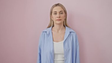 Çekici genç sarışın kadın, yorgun esneme, yorgunluk, can sıkıntısı ve uykusuzluk portresi içinde pembe izole edilmiş arka planda yakalandı.