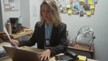 Karışık bir suç soruşturmasında belgeleri analiz eden beyaz kadın dedektif..