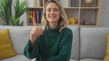 Öfkeli genç sarışın kadın, evde öfkeyle bağırıyor. Kanepede hayal kırıklığına uğramış bir şekilde otururken öfkesini dışa vuruyor..