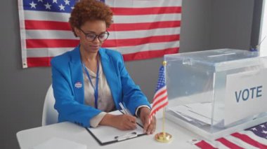 Sevinçli Afro-Amerikan bayan adayı, neşeli bir gülümsemeyle dişlerini gösteriyor, bayraklar arasında seçim kolejine güven yayıyor.