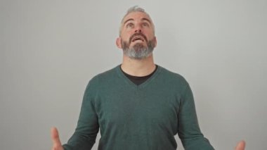 Hırkalı öfkeli genç adam, çığlık, öfke içinde bağırma, hüsran; izole beyaz arka planda soğuk, öfkeli ifade