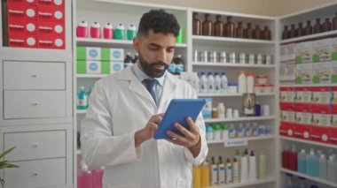 Eczanede tablet kullanan İspanyol bir eczacı.