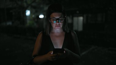 Geceleri, gözlüklü güzel İspanyol kadın şehrin parıldayan ışıkları arasında Kyoto caddesinde akıllı telefonuyla derin bir konuşma yapıyor..