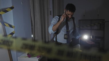 Latin dedektifler geceleri kapalı mekan suç mahallini araştırıyor, el feneri kullanıyor, rozet takıyor ve telefonla konuşuyor..