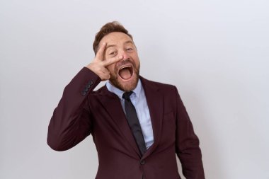 Sakallı, kravatlı, barış sembolü takan, gülümseyen, zafer gösteren orta yaşlı bir iş adamı. 