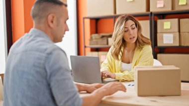 Erkek ve kadın ecommerce iş işçisi ve müşteri ofiste konuşuyor