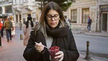 İstanbul caddesinde nar tohumu yiyen genç bir kadın, Türkiye 'de şehir turizmini ön plana çıkarıyor..