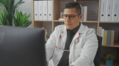 Klinikte doktor olarak çalışan genç bir İspanyol adam profesyonellik ve odaklanma sergiliyor..