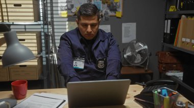 İspanyol dedektif dizüstü bilgisayarı, rozeti ve belgeleriyle polis merkezinde çalışmaya odaklandı..