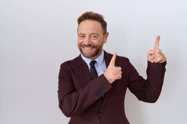 Orta yaşlı, sakallı, kravatlı, gülümseyen ve kameraya bakan bir iş adamı.. 