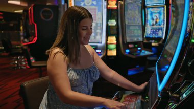 Genç bir İspanyol kadın kumarhanede kumar oynarken gülümser, neşe saçar ve kumar oynamanın heyecanı.