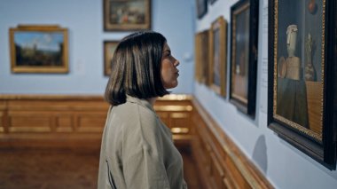 Güzel İspanyol bir kadın Viyana 'daki Belvedere Sarayı' nda sanat galerisini ziyaret ediyor.