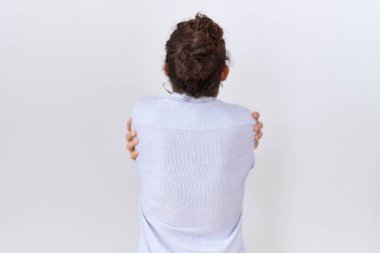 Sakallı, sıradan tişörtlü, mutlu ve olumlu bir şekilde sarılan İspanyol bir adam. Sevgi ve özgüven. 