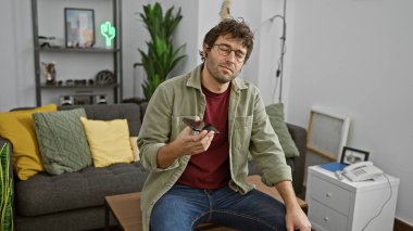 İspanyol adam kapalı gözlerle müziği seviyor. Oturma odasında, ritmi hissediyor..