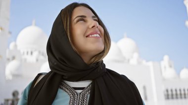 Abu Dabi 'de İslami kültür ve turizmi resmeden, Şeyh Zayed ile tesettürde gülümseyen kadın büyük cami zemininde..