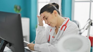 Genç, güzel İspanyol kadın doktor klinikte çalışırken strese girdi.