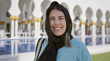 Abu Dabi 'deki İslami camide tesettürlü genç bir kadın güzellik ve kültür yayar..