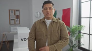 Oy odasında Meksika bayrağıyla duran kendine güvenen genç bir İspanyol vatandaşı vatandaşlık görevini resmediyor..