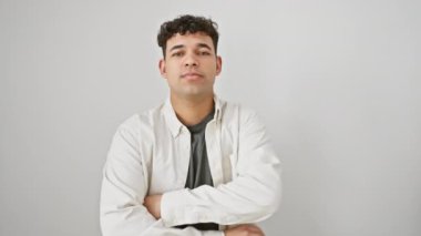 Genç Arap adam sıradan kıyafetler giyip kollarını kavuşturup kameraya bakarken gülümsüyor. pozitif kişi. izole edilmiş beyaz arkaplan
