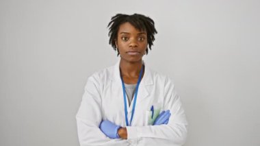 Emekçi kıyafetli, düşünceli, genç siyahi bir kadın. Yüzünde alaycı, şaşkın bir ifade var. Dudakları izole edilmiş beyaz arka planda şaşkınlıkla parçalanmış.