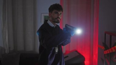 Elinde fener olan gizemli bir adam gece karanlığında yanan bir suç mahallini araştırıyor..